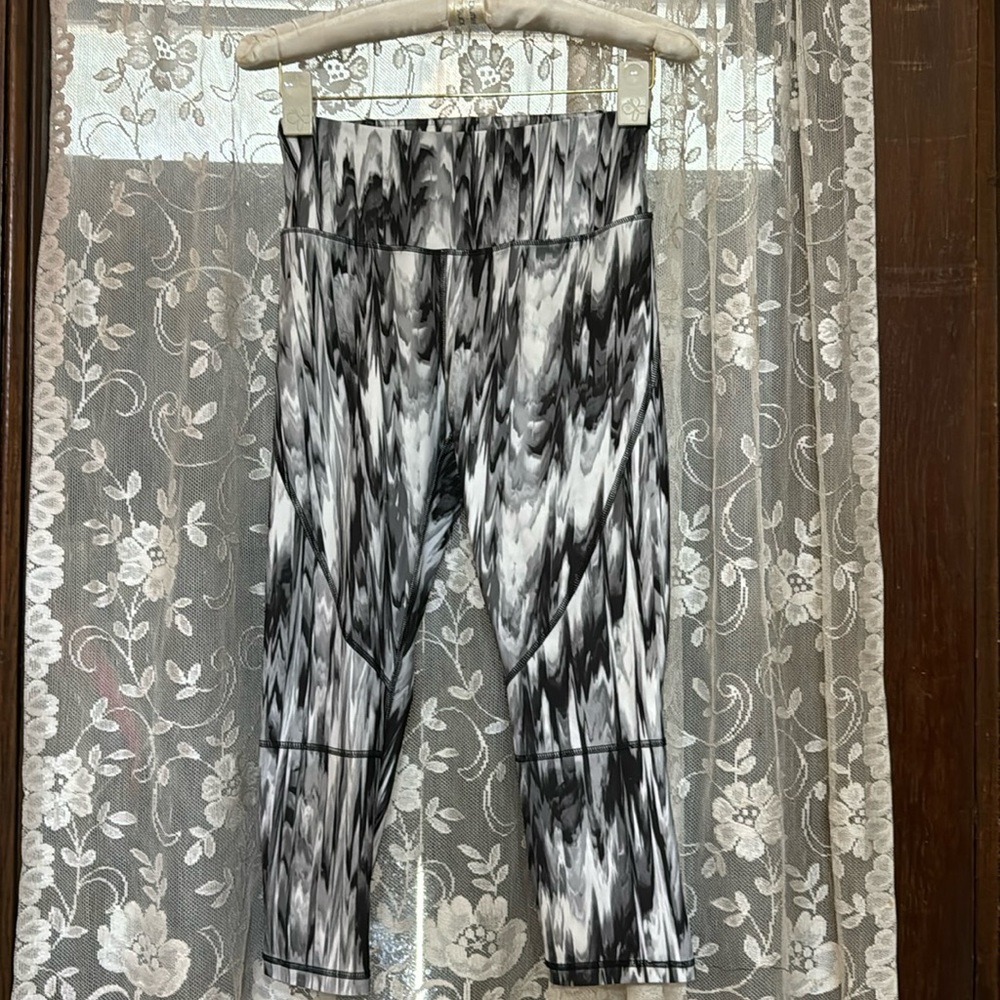 CC brand active wear/ capri leggings work out brand new without tags size small